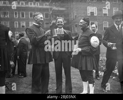 William Sylvester wird von seinem Bruder und seinem Vater getoastet, der bereits Gewinner des Doggett's Coat and Badge Race war, nachdem er beim 223. Jährlichen Sculling Race, das über eine 4 Meilen lange Strecke von London Bridge nach Chelsea Bridge stattfindet, gewonnen hat. Der Wettbewerb wurde 1715 von Thomas Doggett gestartet, der den Preis anbot, um den Beitritt für König George I zu gedenken.der Sieger des Rennens erhält einen roten Mantel mit einem silbernen Abzeichen auf dem linken Arm. - 23. Juli 1937. Stockfoto