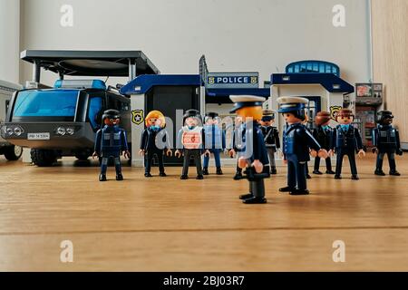 Madrid, Spanien - 13. Juli 2019: Playmobil Figuren in Szene, die Polizisten in der Polizeistation. Sicherheit des Konzepts. Stockfoto