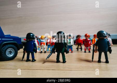 Madrid, Spanien - 13. Juli 2019: Playmobil Figuren in Szene, die Antiriot-Polizei gegen Demonstranten. Stockfoto