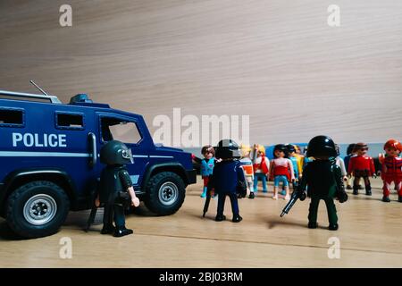 Madrid, Spanien - 13. Juli 2019: Playmobil Figuren in Szene, die Antiriot-Polizei gegen Demonstranten. Stockfoto