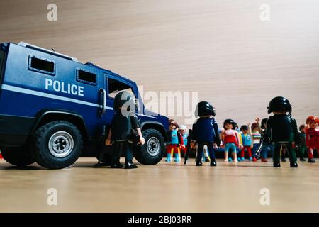 Madrid, Spanien - 13. Juli 2019: Playmobil Figuren in Szene, die Antiriot-Polizei gegen Demonstranten. Stockfoto