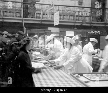 Lord Rhondda eröffnet die nationale Küche in Poplar. - März 1918 Stockfoto