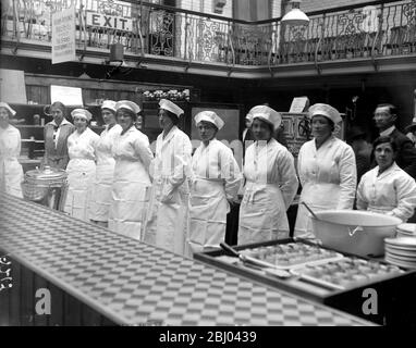 Lord Rhondda eröffnet die nationale Küche in Poplar. - März 1918 Stockfoto