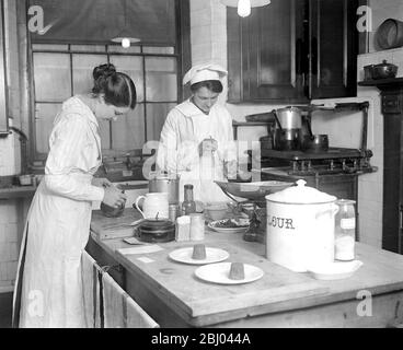 Wo unsere Gerichte aus der Kriegszeit erfunden werden, wurde eine experimentelle Küche im Grosvenor House vom Lebensmittelministerium gegründet, wo alle neuen Rezepte oder Vorschläge für neue Kochmethoden ausprobiert werden. - Köche bei der Arbeit versuchen, ein völlig fatless Abendessen zu produzieren. - 21. März 1918 Stockfoto