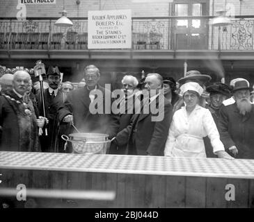 Lord Rhondda eröffnet die nationale Küche bei Poplar - unter Rühren der Suppe. - März 1918 Stockfoto