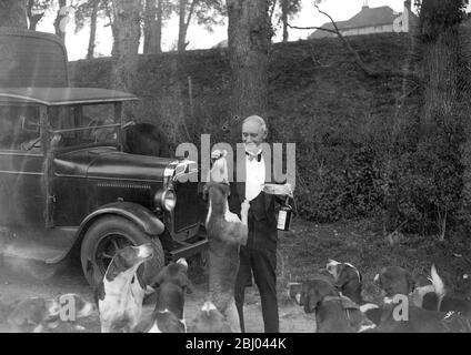 Die Royal Artillery (RA) Schleppjagd in Green St Green, Kent. Füttern der Hunde. - 1934 Stockfoto