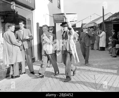 Kriegskrise, 1939. - Air RAID Vorsichtsmaßnahmen - die Szene in Epsom, wo ein Teil des Billingsgate Fish Market durchgeführt wurde, Teil des Plans zur Sicherung der Londoner Lebensmittelversorgung. - 8. September 1939 Stockfoto