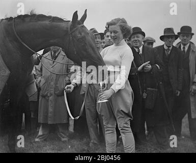 Jimmy streichelte! - Trainers-Tochter gewinnt historisches Rennen bei Newmarket. - Reiten Mr P Thrales 'Jimmy's Haustier' Miss A Thrale, Tochter des Trainers, einer der historischen Newmarket Town Plate. Die einzige Veranstaltung, an der Frauen Fahrer teilnehmen, und Newmarket. - Foto zeigt, Miss A Thrale, die Gewinnerin, die ihr Mount 'Jimmy's Pet', ein Getränk aus dem Becher, gab. - 14. Oktober 1937 Stockfoto