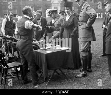 Königlicher Besuch im Roehampton Hospital, wo Soldaten verloren gegangene Gliedmaßen durch mechanische Ersatzstoffe ersetzt werden. - Trinken der Könige Gesundheit. - 30. Juli 1918 Stockfoto