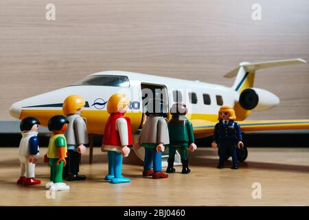 Madrid, Spanien - 13. Juli 2019: Playmobil Figuren in Szene, die Reisende in einem Flugzeug am Flughafen. Konzept Transport Stockfoto