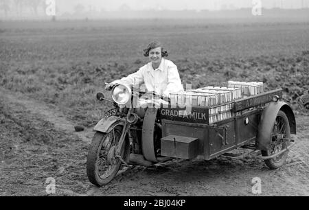 Eine neue Branche. - Herr A D Woodley, ein Milchbauer aus Reading, hat ein neues arbeitssparendes Getränk in Form von Kaffee-Milch produziert, das er regelmäßig an die Haustür seines Kunden liefert. Die Empfänger müssen nur den Karton schütteln, um die Creme zu mischen und den Inhalt aufzuwärmen. - das lösliche Herz der Kaffeebohne wird verwendet, aus dem alle Woody Abfälle beseitigt wurden. - 1. Februar 1932 Stockfoto