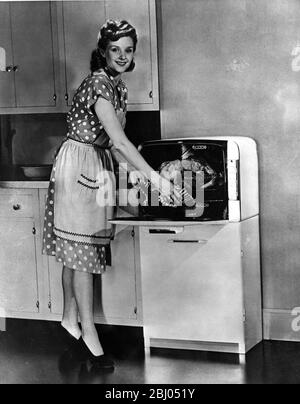 USA 1947. Ein bantam Elektroherd und Backofen groß genug, um einen truthahn zu braten. Stockfoto