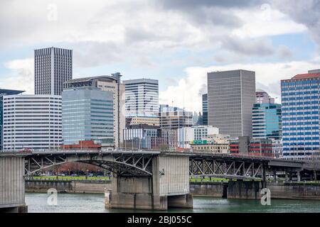 Zugbrücke Transport und Fußgängerzone Morrison Brücke über den Willamette River in Portland mit ineinandergreifenden Metalltraversen und Betonstützen und ein Stockfoto