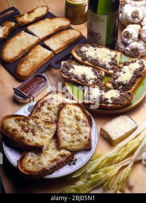 Italienische Küche Von Robin Howe - - Von Oben Nach Unten. - Bruschetta. - Knoblauchbrot. - - Crostini Alla Fiorentina. - Hühnerlebern auf gebratenen Brot. - - Toast Al Gorgonzola. - Gorgonzola 'Kaninchen'. Stockfoto