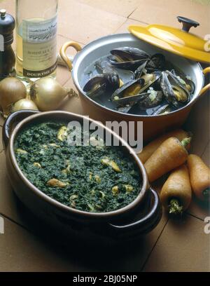 Moules a la mariniere - - Moules aux epinards - Muscheln mit Knoblauch und Spinat Stockfoto