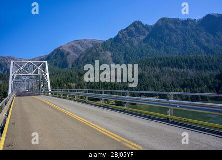 Eine silberfarbene Transport-offene Metalltrassbrücke über den Columbia River verbindet zwei Staaten Oregon und Washington in der Columbia Gorge Stockfoto