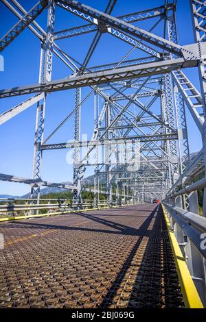 Eine silberfarbene Transport-offene Metalltrassbrücke über den Columbia River verbindet zwei Staaten Oregon und Washington in der Columbia Gorge Stockfoto