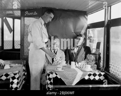 Eine neuartige Erfrischungsbar am Weg ist diese alte Straßenbahn, die ihren neuen Zweck in Cheshunt, Herts, bedient. - 27. September 1929 Stockfoto