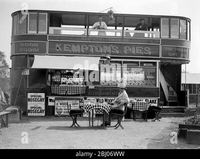 Eine neuartige Erfrischungsbar am Weg ist diese alte Tramcar, die ihren neuen Zweck in Cheshunt, Herts bedient. - 27. September 1929 Stockfoto