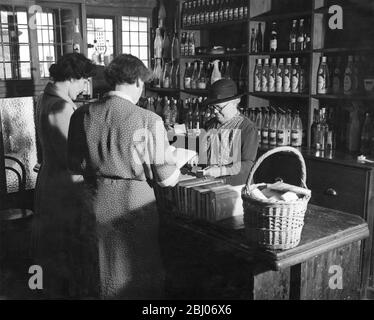 Bücher und Lebensmittel - ein Geschäft im Dorf Chilham wird einmal wöchentlich in den 1940er Jahren zur öffentlichen Bibliothek - Stockfoto