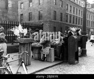 Westwood , Irland - Keine Rationierung hier. Orangen, Bananen und Tomaten können an alle verkauft werden, keine Warteschlangen und die Preise sind günstig. - 8. August 1946 Stockfoto