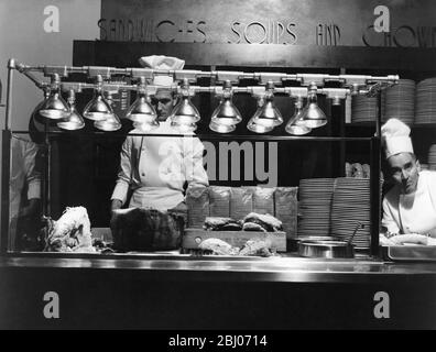 Kochen mit Licht ist eine der neuesten Anwendungen von Infrarotlampen , nach General Electric Heat Lamp Specialists . Hier wird eine Kombination aus Display und Serviertisch in einem Buffet-Restaurant effektiv durch Hitze und Licht durch eine Bank von 14 250 Watt-Wärmelampen bedient. Fleisch, Sandwiches, Suppe und Chowder werden angezeigt und serviert von diesem Tisch. Die natürlichen Farben oder seltene Raost Rindfleisch, saftige Schinken und zarte Hühner werden durch das Licht gebracht, während das Essen durch die Infrarotstrahlung heiß gehalten wird Stockfoto