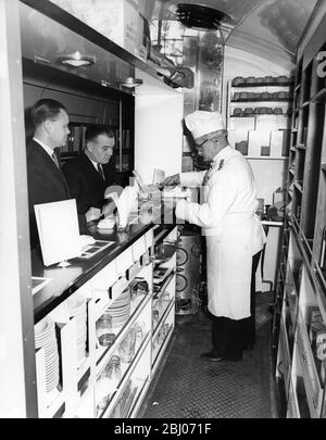 Mr T Westwood , der Koch der Griddle , bedient Kunden im Auto der Griddle im Zug - 11. Januar 1963 Stockfoto