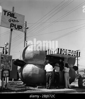 Außenansicht von Tail o' the Pup, Hollywoods berühmtem Hot Dog Vending Wonderland, USA - undated Stockfoto