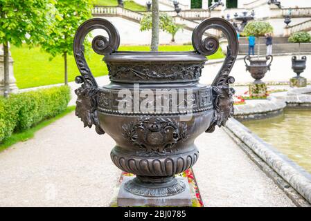 Ettal, Deutschland - 5. Juni 2016: Metallische Vase mit schönen Ornamenten bei Linderhof Palace, südwestlichen Bayern, Germany Stockfoto