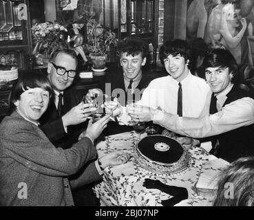 Feiern Sie die Veröffentlichung ihrer neuesten Platte Don't Turn around im La Dolce Vita Restaurant in Soho gestern Abend sind die Merseybeats . Besonctacled Mann, der in der Feier mitmacht, ist Herr Baverstock von Phillips Records. - 28. April 1964 Stockfoto