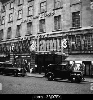 Cafe Royal , Regent Street , London, die seinen 100. Geburtstag am 11. Februar 1965 feiert . Das Cafe Royal wurde 1865 von Daniel Nichols eröffnet und sein hundertjähriges Jubiläum wurde bei einem berühmten Mittagessen gefeiert, das vom heutigen Besitzer Charles Forte gegeben wurde, und an dem auch Vincent Baker, Urenkel des Gründers Daniel Nichols, teilnahm Stockfoto