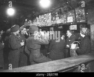 Soldaten des Royal Army Service Corps in einem Pub Stockfoto