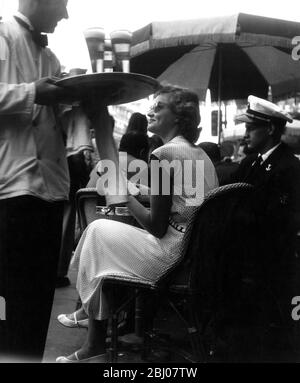 Frau auf Terrasse des Cafés in Paris - 1950er - Stockfoto