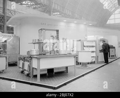 Die heute in Olympia von Herrn Harold Wilson, dem Präsidenten des Handelsausschusses, eröffnete Hotel-, Restaurant- und Catering-Ausstellung zeigt viele Vorteile bei der Zubereitung von Speisen, die durch die Einführung der Wissenschaft in der Küche erreicht werden. - Neue Elektrogeräte und die Einführung von Tiefkühlkost aus Amerika sind Merkmale der Ausstellung. - 16. Januar 1948 Stockfoto