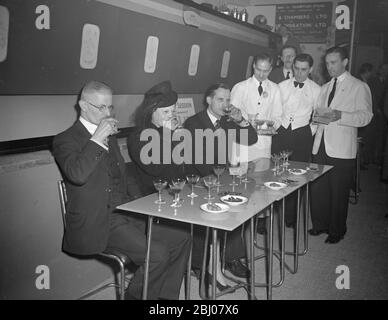 Die heute in Olympia von Herrn Harold Wilson, dem Präsidenten des Handelsausschusses, eröffnete Hotel-, Restaurant- und Catering-Ausstellung zeigt viele Vorteile bei der Zubereitung von Speisen, die durch die Einführung der Wissenschaft in der Küche erreicht werden. - dreihundert Teilnehmer aus Ländern wie den USA, Frankreich, Südamerika, Spanien, Hawaii, der Tschechoslowakei und Australien, wetteiferten miteinander in einem internationalen Wettbewerb um den besten Cocktail der Welt. - Fotoschauen: Judging the Juice - Cocktail-Richter testen heute die Beiträge der Ausstellung. Von links nach rechts - Herr H.W.Fleming, Frau Zara Bruce und Herr Jo Stockfoto