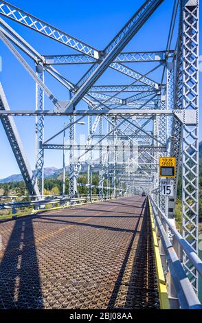 Eine silberfarbene Transport-offene Metalltrassbrücke über den Columbia River verbindet zwei Staaten Oregon und Washington in der Columbia Gorge Stockfoto