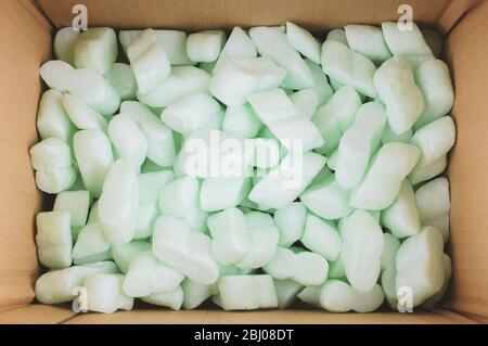 Karton mit Polystyrol Schaumstoff Erdnüsse Verpackung Füllstoff Polsterung Material gefüllt Stockfoto