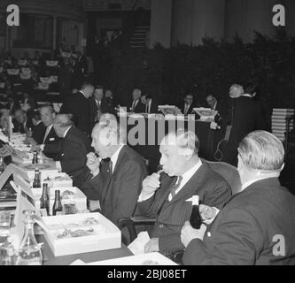 EHEMALIGER BRITISCHER PREMIERMINISTER LORD ALEC DOUGLAS ZU HAUSE MIT ALEXANDER SOLDATOV IN LONDON / ; - 5. NOVEMBER 1964 Stockfoto