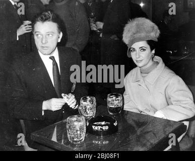 Richard Burton und Elizabeth Taylor teilen sich am Sonntag, den 17. Februar 1963, einen Tisch im Fox-on-the-Hill-Haus in Londons Danemark Hill. Elizabeth Taylor, die sich von ihrem Sänger-Schauspieler-Ehemann Eddie Fisher entfremdet, ist mit Burton in den VIPs, derzeit in Elstree, in der Hauptrolle. Liz, die kürzlich eine Knorpeloperation hatte, hinkte leicht, als sie den Pub verließ und in einen Rolls Royce stieg. Stockfoto