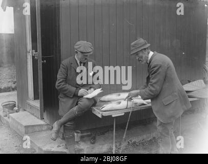 Lachsfischen auf dem Wye in Hampton Bishop. Buchung der Länge und des Halses Umfang - 30. September 1922 Stockfoto