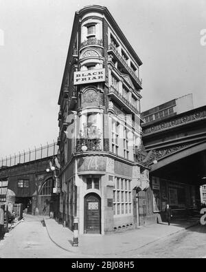 Londons flaches Eisengebäude - The Black Friar Pub an der Kreuzung von Queen Victoria Street und New Bridge Street. Erbaut 1870 ist es unter Bedrohung durch die Entwicklung für 1967 vorgeschlagen (es wurde vor dem Abbruch durch eine Kampagne von Sir John Betjeman geführt gerettet). - 24. März 1966 Stockfoto