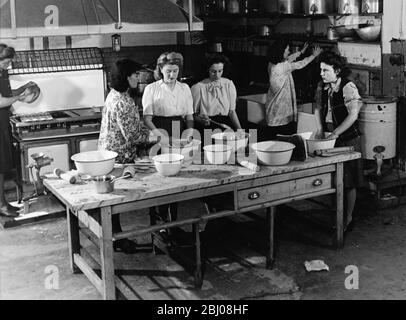 Unterricht für junge Frauen Kochen in einer Küche - 1950er Jahre Stockfoto