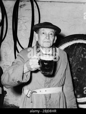 Mann mit einem Pint Bier im Blue Anchor in Helston, Cornwall, England. - 11. April 1956 - Stockfoto