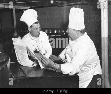 Queen Mary Chef J. Pearce, unterstützt von dem zweiten Koch, Mr George Thomas (links), geht über ein Pre-Sparmenü, während neue und überholte britische Liner ihren Platz im Nordatlantik wieder aufbauen. - Southampton, Hampshire, England, nach New York, USA. - 17. April 1948 Stockfoto