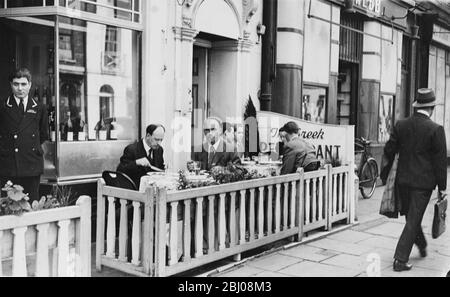 Gäste, die im Sommer im West End London, England, speisen, können im Freien speisen. - 15. Mai 1947 Stockfoto
