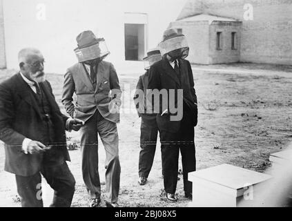 Ein königlicher Bienenhalter. - der König von Spanien zu Besuch eine Installation von Bienenstöcken , das Eigentum des Prinzen von Asturien , der ein persönliches Interesse an der Landwirtschaft nimmt . - 16. September 1924 Stockfoto