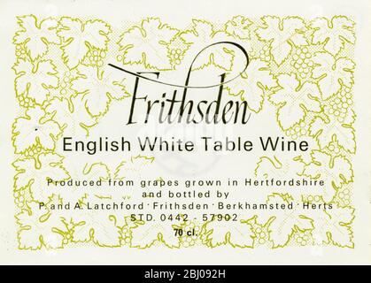 Weinetikett - Frithsden englischer Weißtafel Wein. Hergestellt in Hertfordshire und abgefüllt von P & A Latchford in Frithsden, Berkhamsted, Hertfordshire. - 1977 Stockfoto