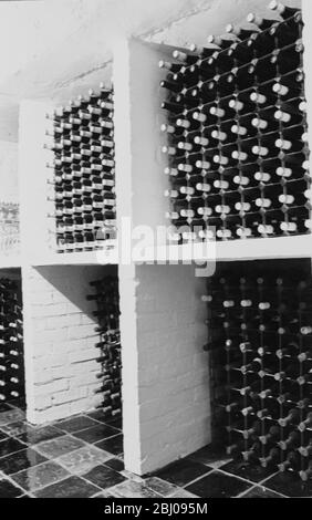 Flaschen mit Penshurst-Weinen, die in Regalen im Keller von Bob Westphal gelagert werden. Penshurst Vineyard, Kent. - 1977 Stockfoto