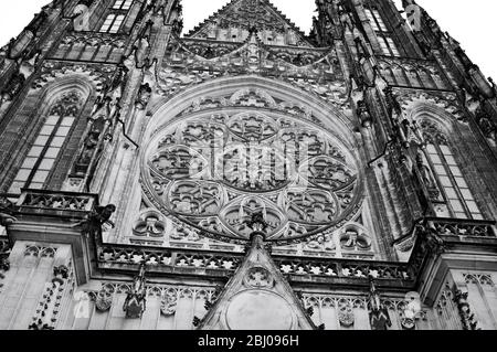 Prag, Tschechische Republik - 28. Dezember 2019: Details der St. Veits Kathedrale, ein gotisches religiöses Gebäude mit Türmen, Türmen und Mosaikdekorationen Stockfoto