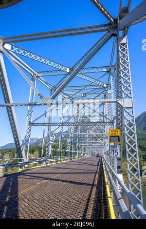 Eine silberfarbene Transport-offene Metalltrassbrücke über den Columbia River verbindet zwei Staaten Oregon und Washington in der Columbia Gorge Stockfoto